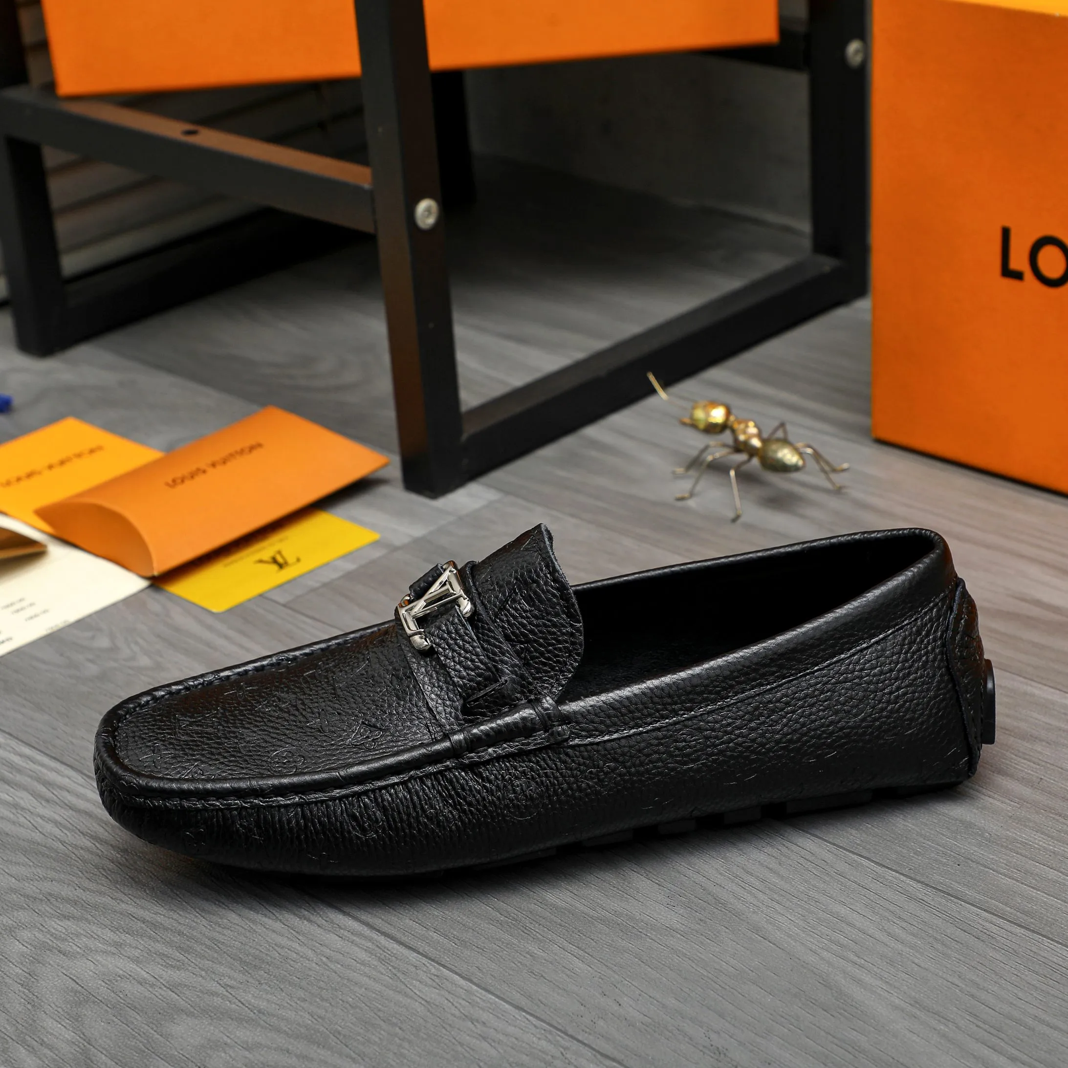 Men's shoes 💰p420 Product trademark: LV (Louis Vuitton) casual slip-on men's shoes Regular size: 38-44 Product material: Selected pebbled cowhide embossed upper, sheepskin lining, rubber outsole